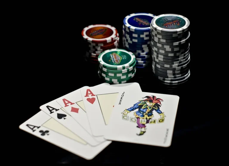 Cómo organizar una noche de poker entre amigos en Alicante