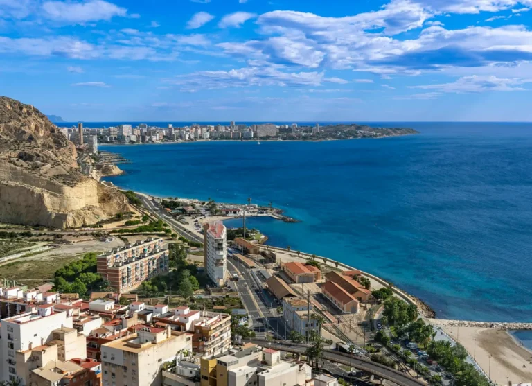 De la Puerta del Mar al puerto deportivo: un día con estilo en Alicante